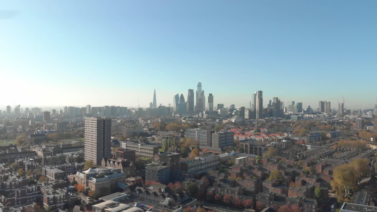 주거용 런던에서 수도의 금융 중심지를 바라보는 돌리 포워드 드론 샷