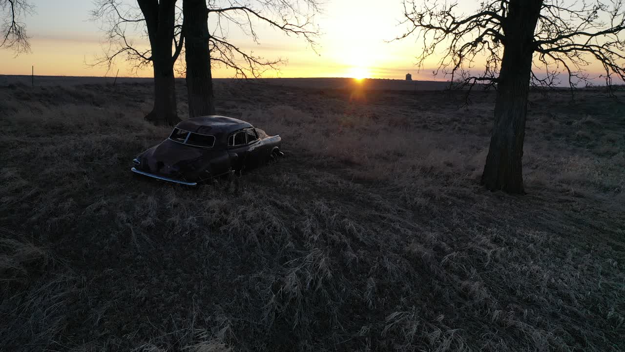 시골의 해가 지는 곳에서 녹슬은 차