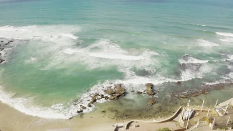 Piscina-Junto-Al-Mar-En-El-Norte-De-Israel---Costa-Rocosa,-Olas-Rompiendo-En-La-Playa