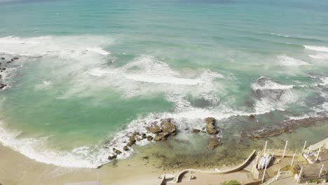 piscina junto al mar en el norte de israel - costa rocosa, olas rompiendo en la playa