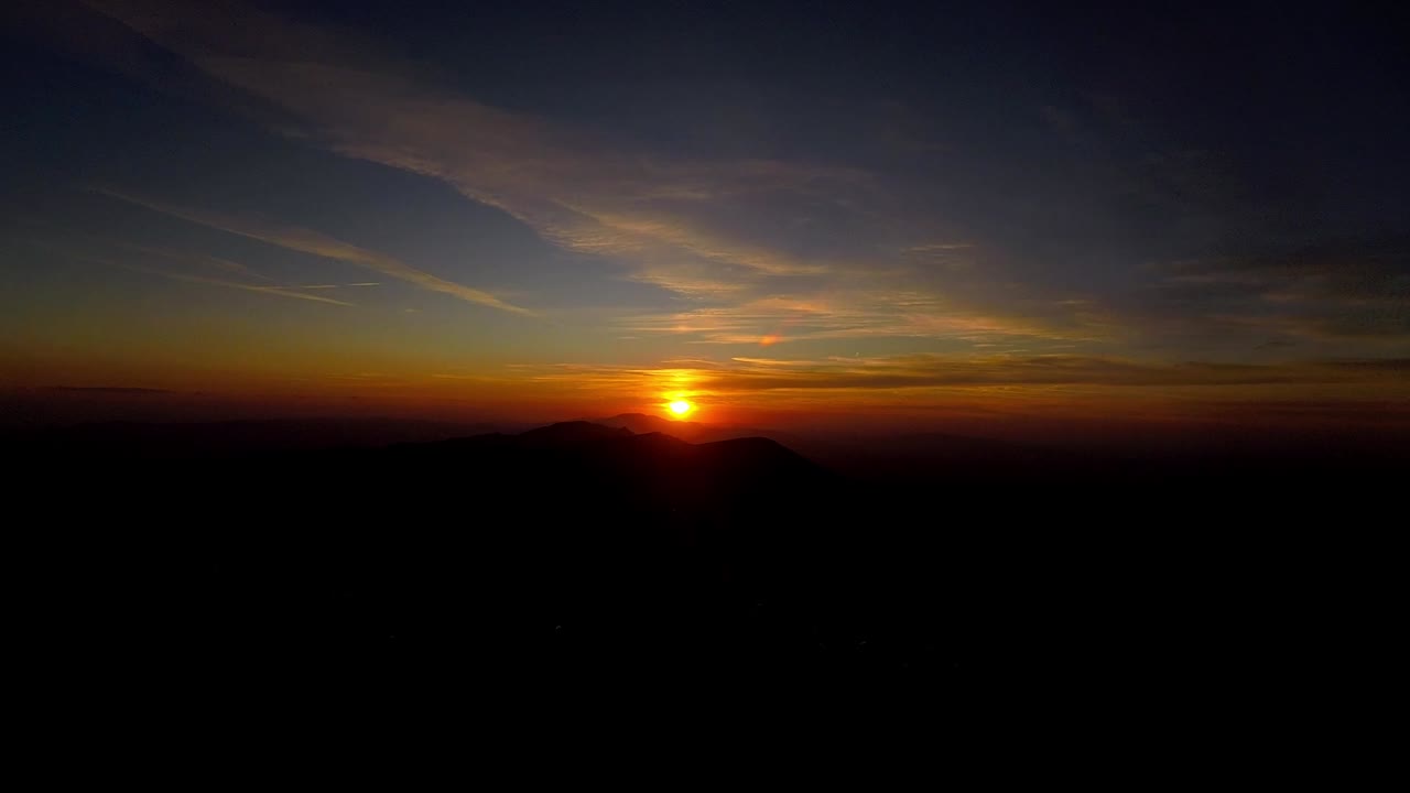 Timelapse af en solnedgang fra Botev-tinden i Balkanbjergene