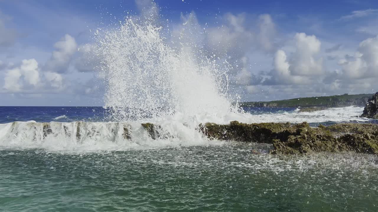 바위 에 부히는 파도 들 의