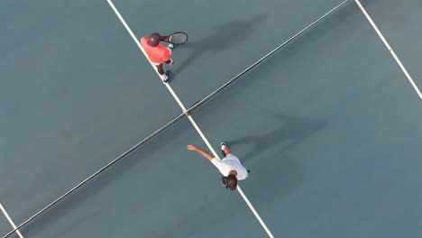 Verschiedene-Männliche-Tennisspieler-Halten-Schläger-In-Der-Hand-Und-Schütteln-Sich-Auf-Dem-Platz-Die-Hände