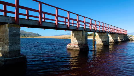famoso puente rojo que se extiende sobre la laguna, kleinmond, sudáfrica