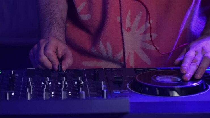 dj in einem nachtclub auftritt