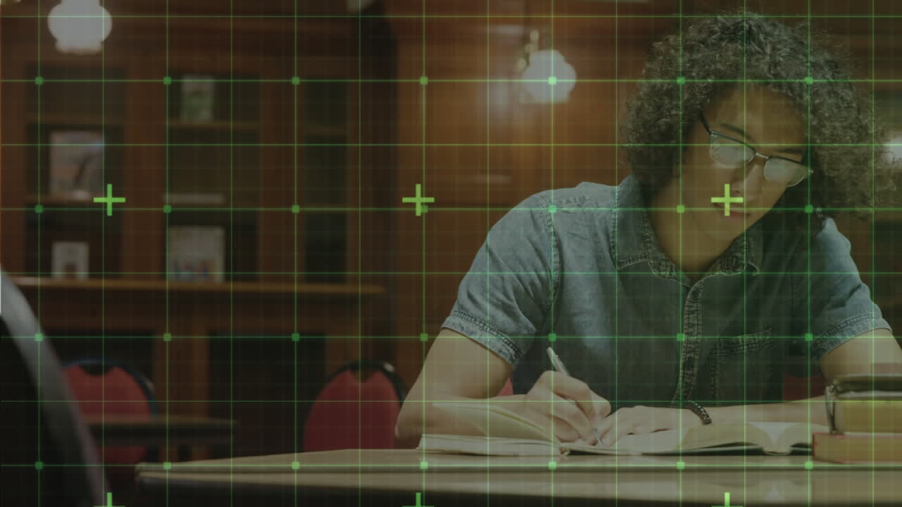 animación del procesamiento de datos sobre estudiantes masculinos que aprenden a escribir desde casa