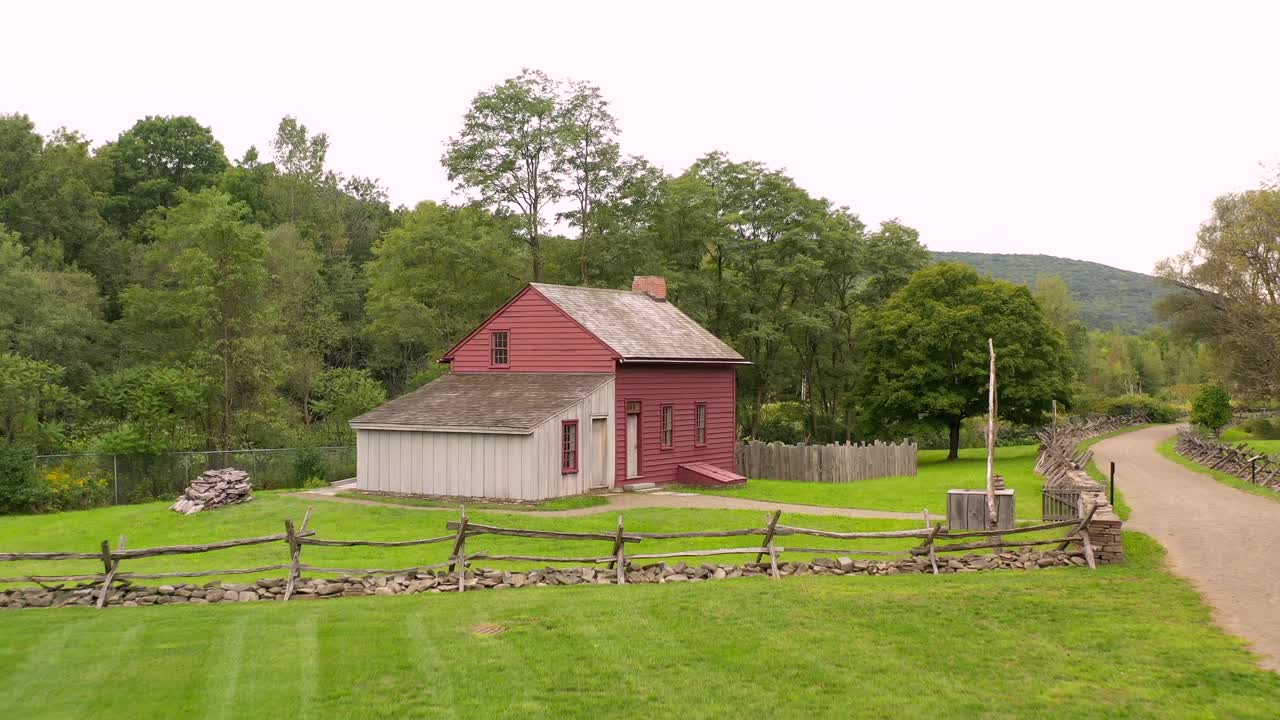 lentitud en movimiento drone disparo restauración histórica de la casa de joseph y emma smith a principios de 1828 donde el libro de mormon primeras 116 páginas comenzaron a ser traducidas
