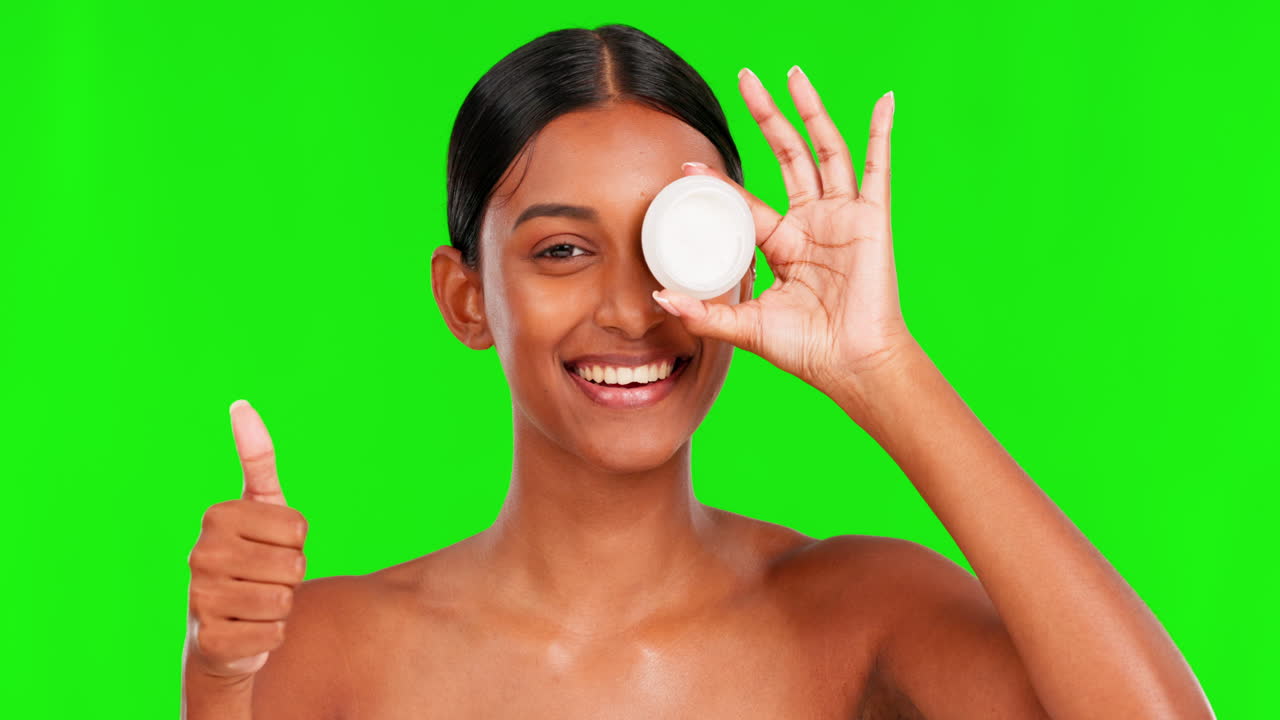 belleza, loción y pulgares hacia arriba con una mujer