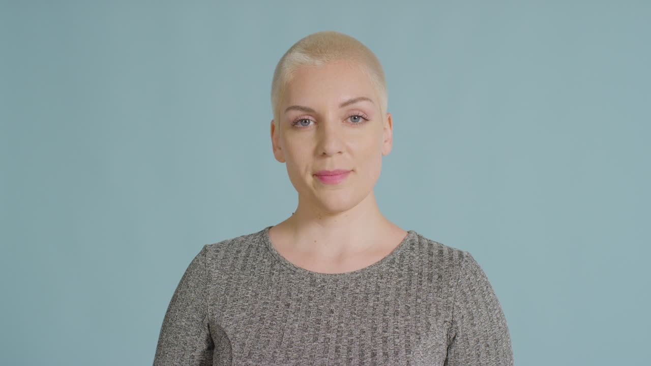 복고풍 카메라 01과 함께 포즈를 취하는 여성 백인 사진사