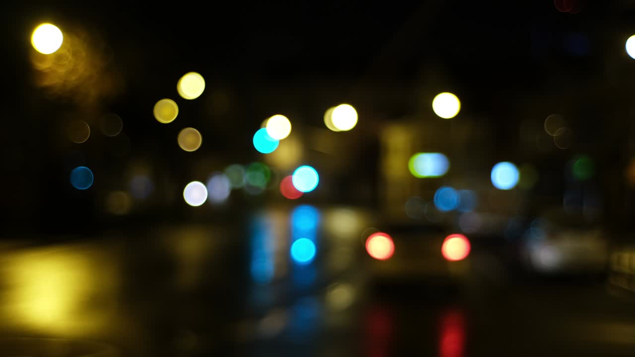 luces de tráfico nocturnas y luces delanteras y traseras de automóviles bolas de bokeh borrosas