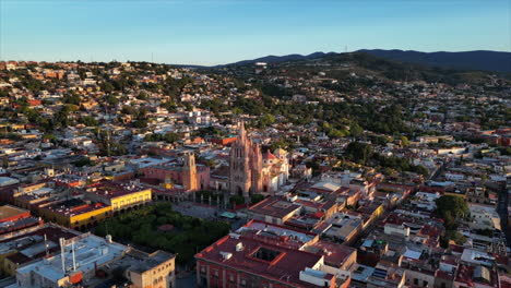 viajando suavemente alrededor del movimiento de drones sobre una hermosa puesta de sol en san miguel de allende méxico