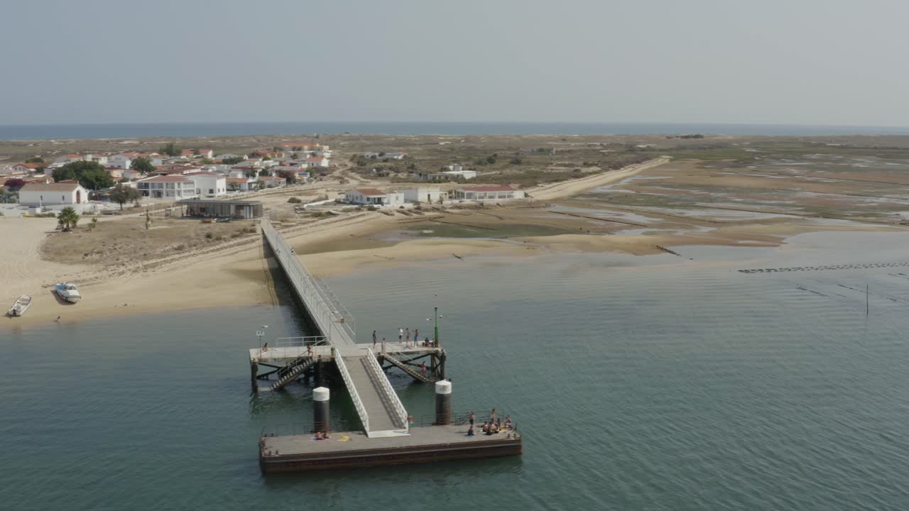 vista aérea del muelle de la isla de culatra en faro, portugal