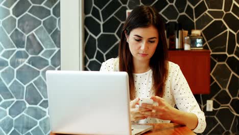 mujer de negocios atenta usando teléfono móvil