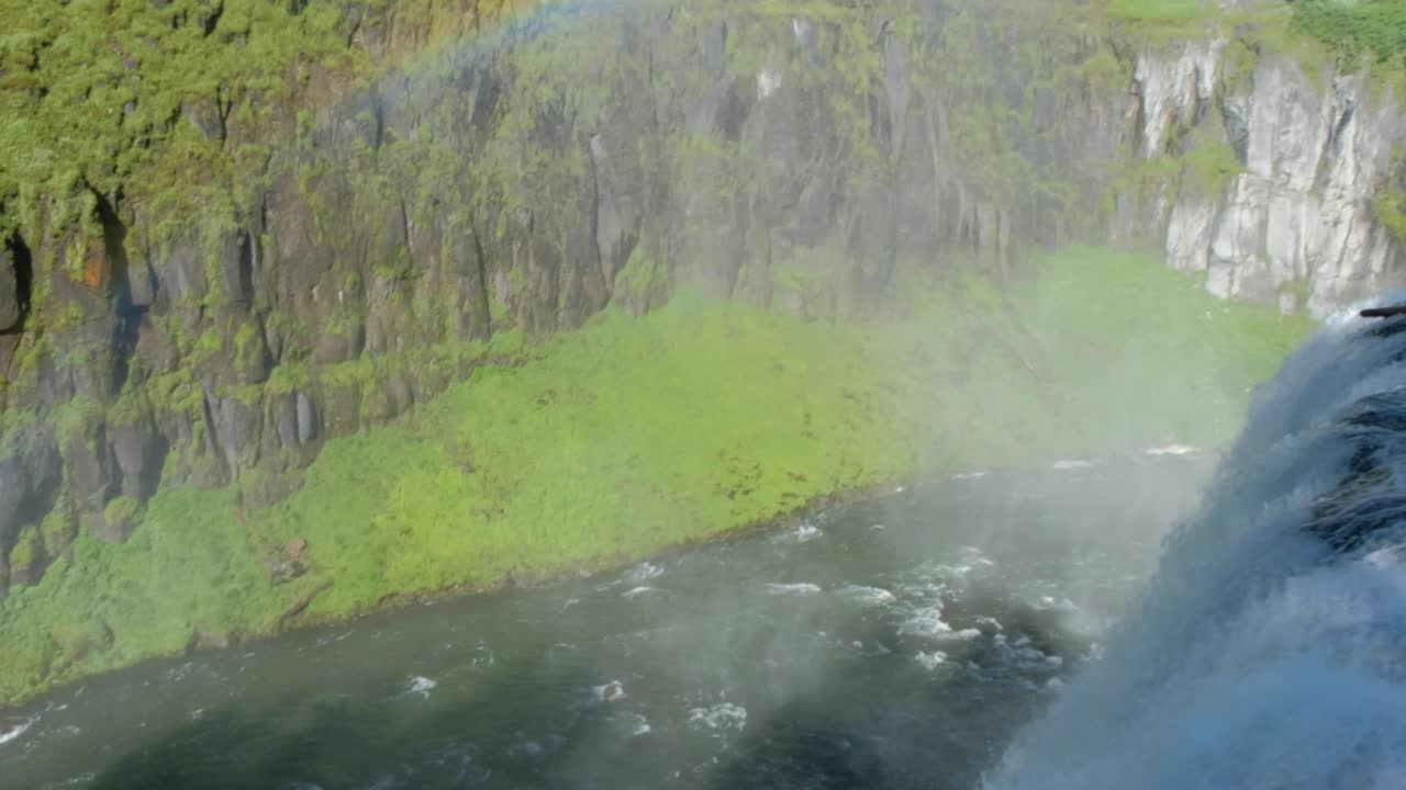 메사 폭포, 아이다 호에서 무지개의 중간 패닝 샷