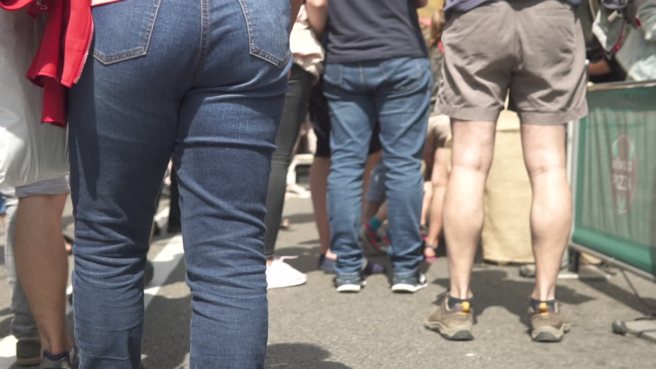 거리를 걷는 사람들의 모습, 흐릿한 이미지, 보이지 않는 얼굴