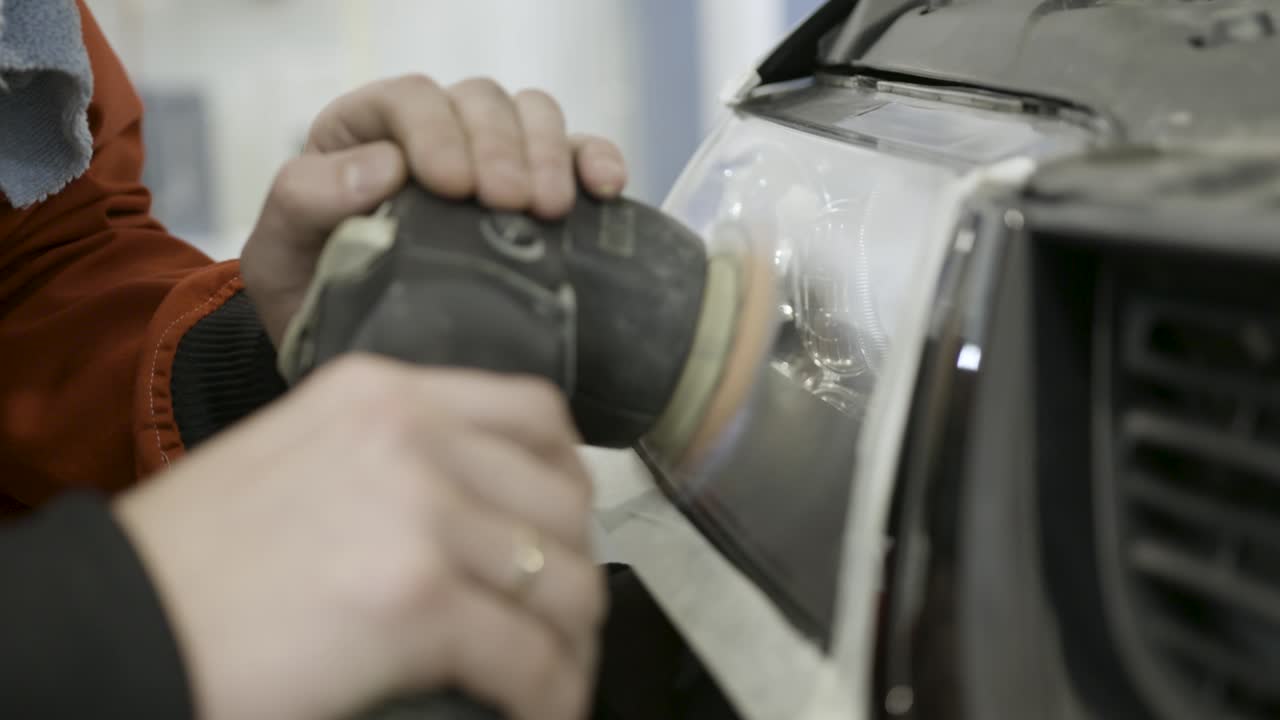 pulido de los faros de los automóviles