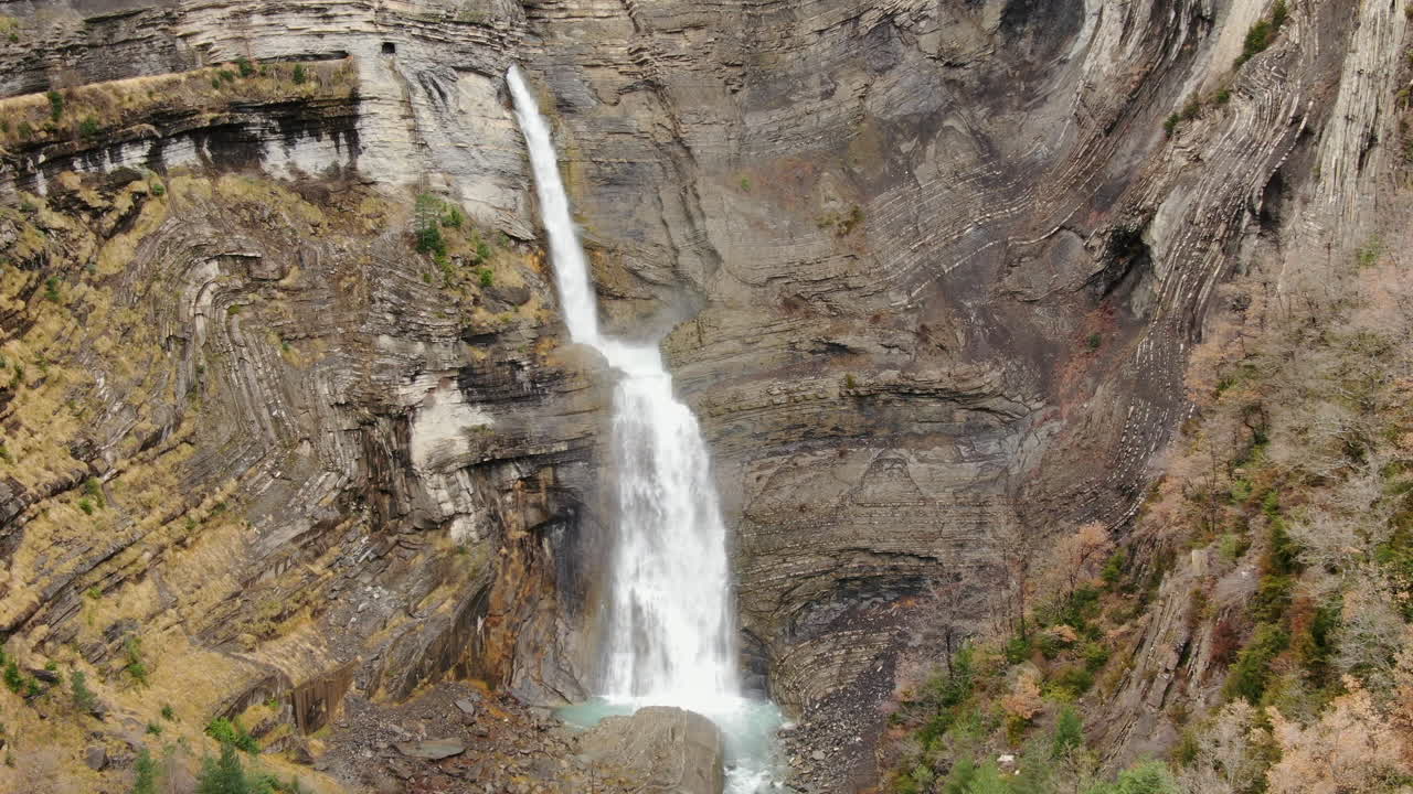 catarata de sorrosal: vista aérea en órbita sobre la hermosa cascada en la provincia de huesca, aragón, en un día soleado