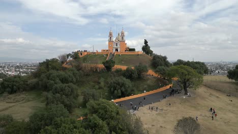 Vista-Aérea-De-La-Pirámide-Y-La-Iglesia-De-Cholula-Al-Mediodía