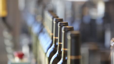 primeros planos de la automatización a lo largo de la línea de montaje dentro de una fábrica de embotellado de vino 5
