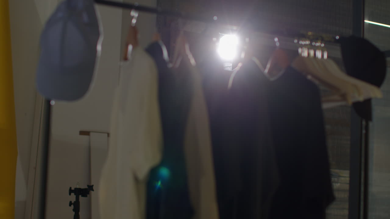 영화 스튜디오에서 영화 또는 비디오 촬영 중에 레일에 매달린 옷장 옷의 근접