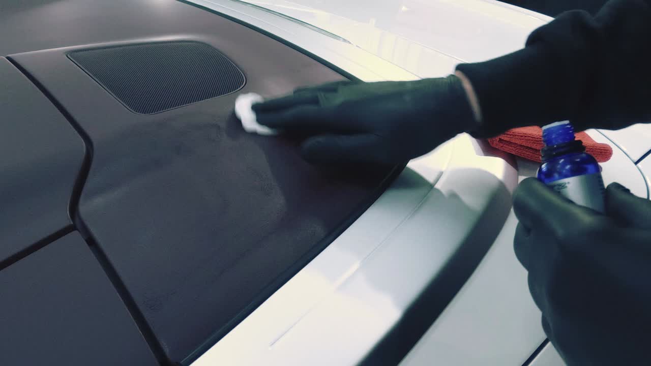 limpieza de piezas de plástico en coche