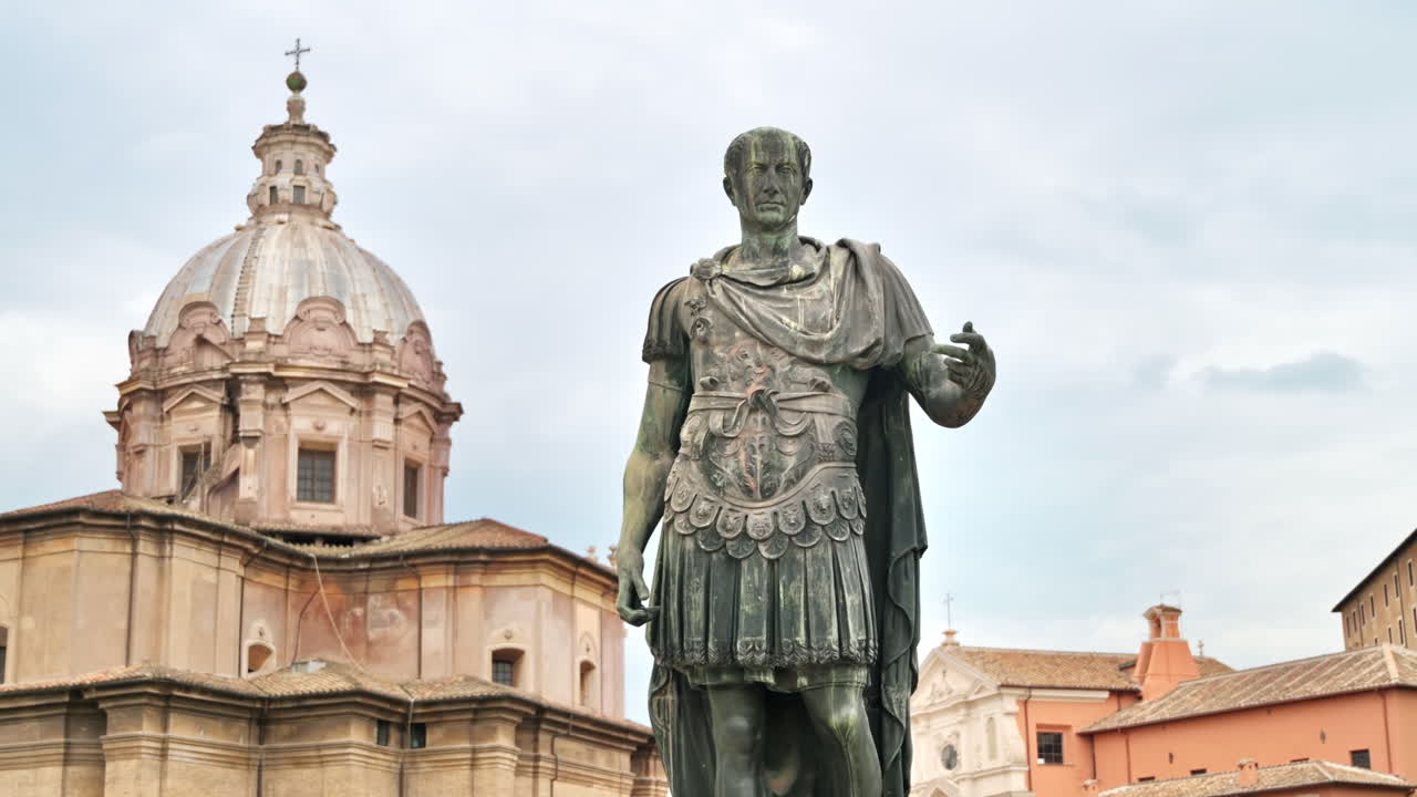 Statua di Giulio Cesare situata nel centro di Roma, Italia. Edifici sullo sfondo
