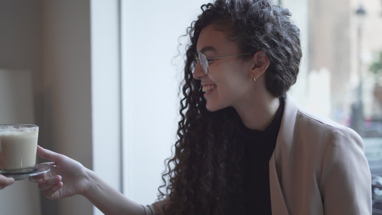 mujer joven en un café