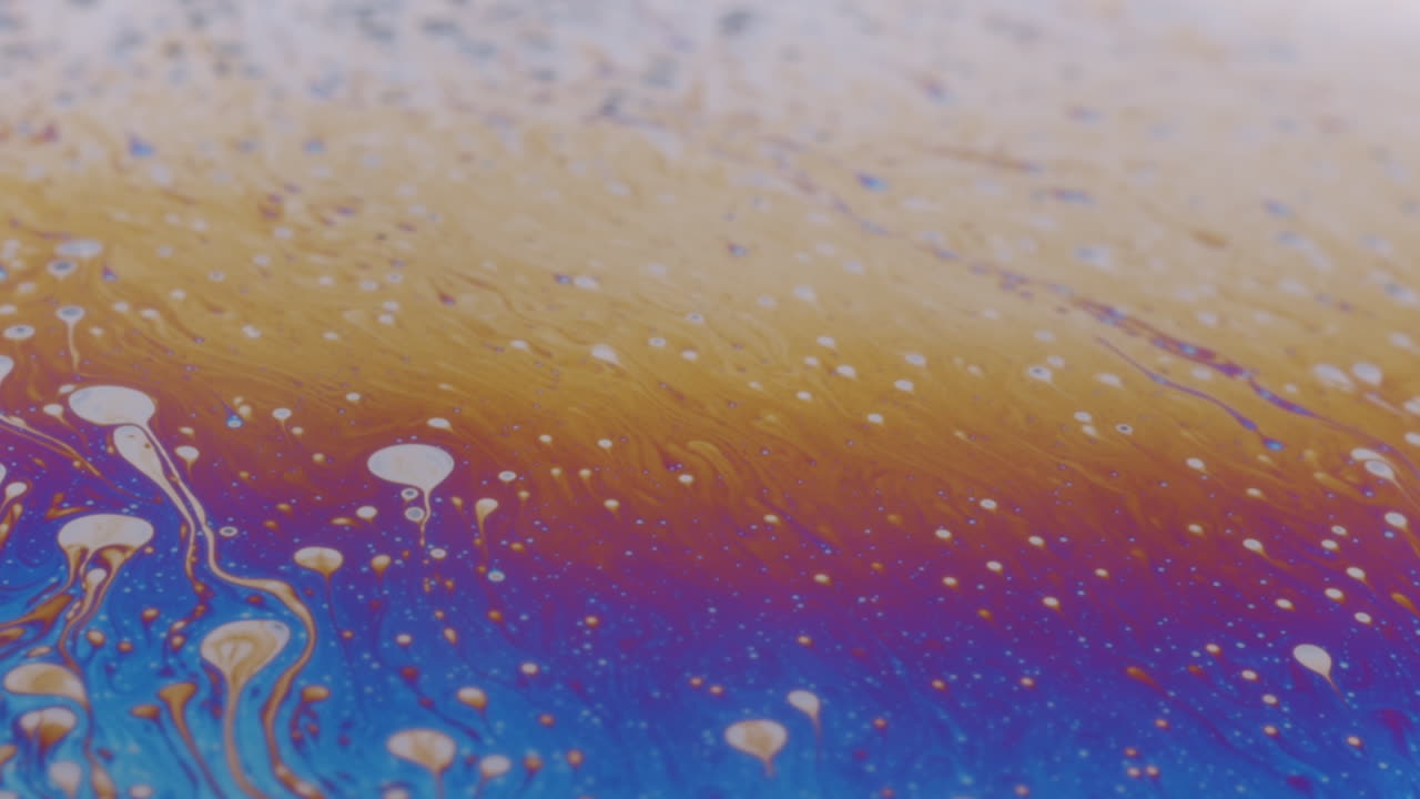 foto macro de un líquido viscoso con pequeñas gotas de aceite blanco en la superficie