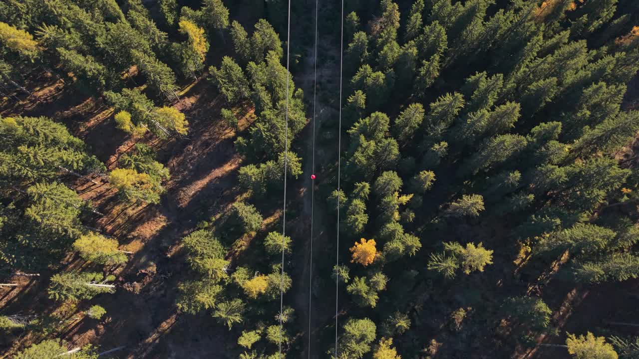 Prospettiva aerea di una funivia in un contesto alpino, Dolomiti, Italia