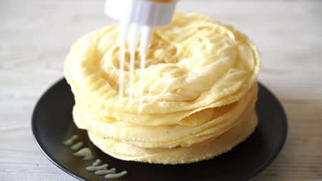 Masa roti crujiente frita con leche condensada azucarada