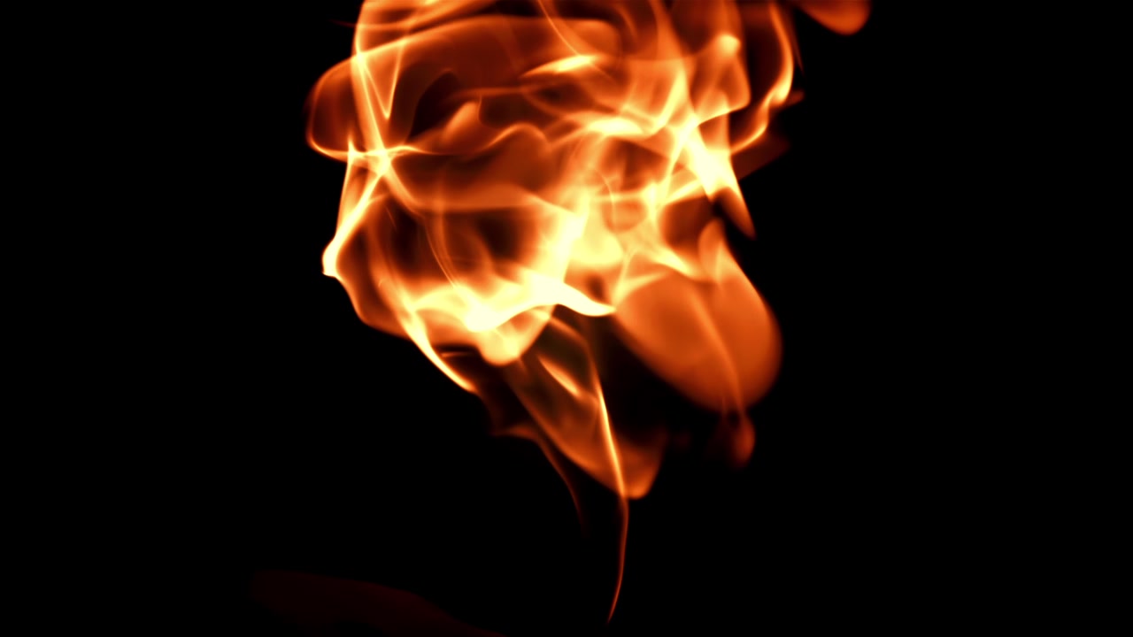 Fiamma isolata che si accende e danza su sfondo nero