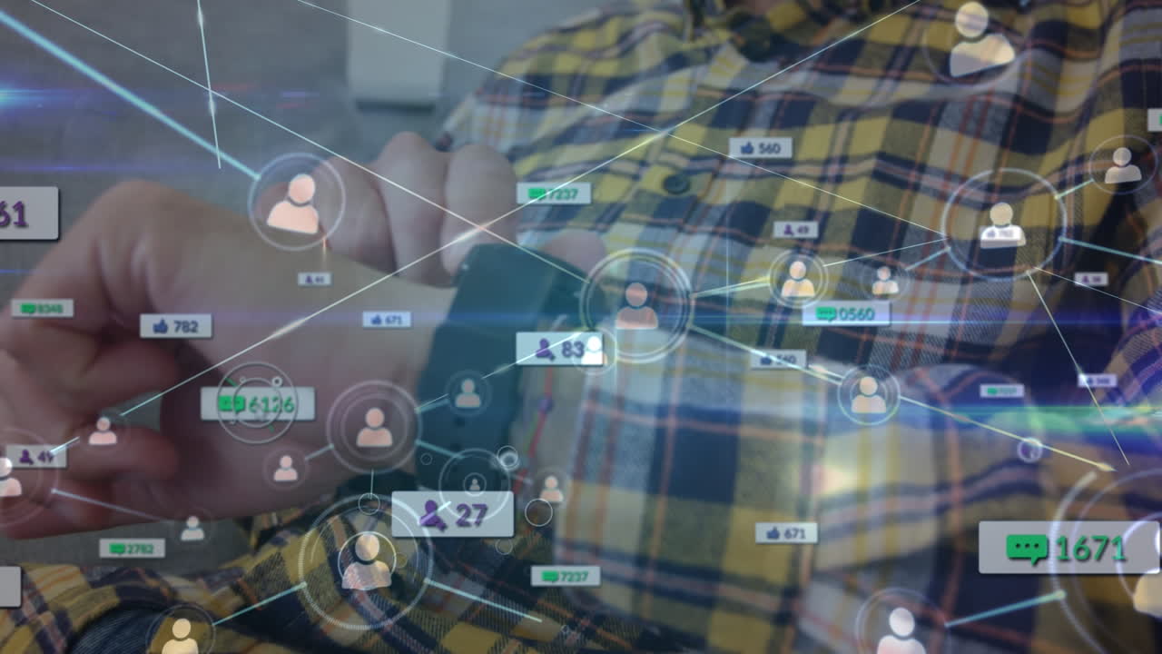 animación de la red de conexiones con iconos de los medios sobre el hombre caucásico usando reloj inteligente