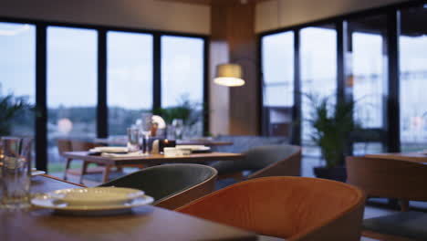 interior vacío del bar del restaurante en una cena romántica por la noche.