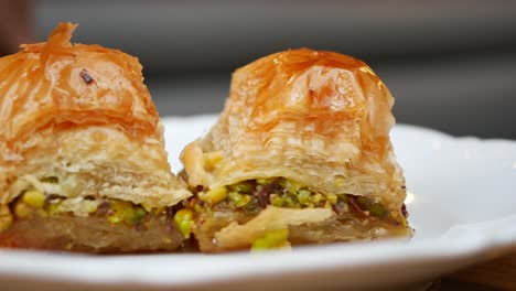 primer plano de dos piezas de baklava con pistachos