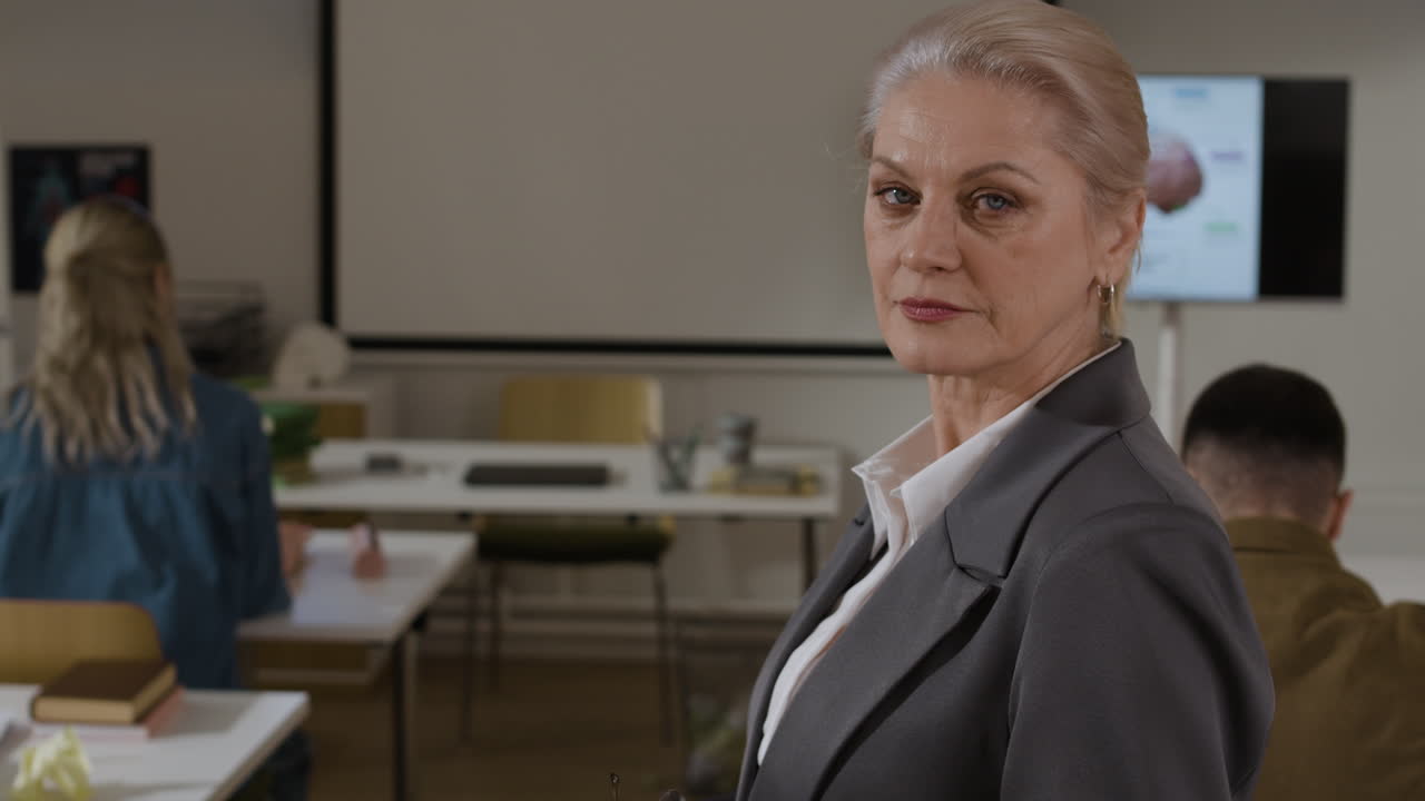 profesor dando una conferencia en un aula