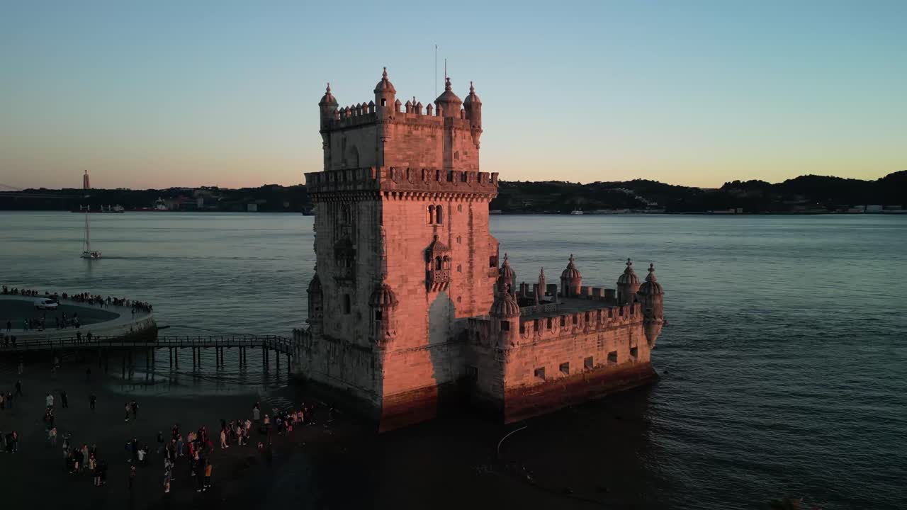 Veduta aerea della Torre di Belém all'ora d'oro: una scena pittoresca di storia e bellezza 02