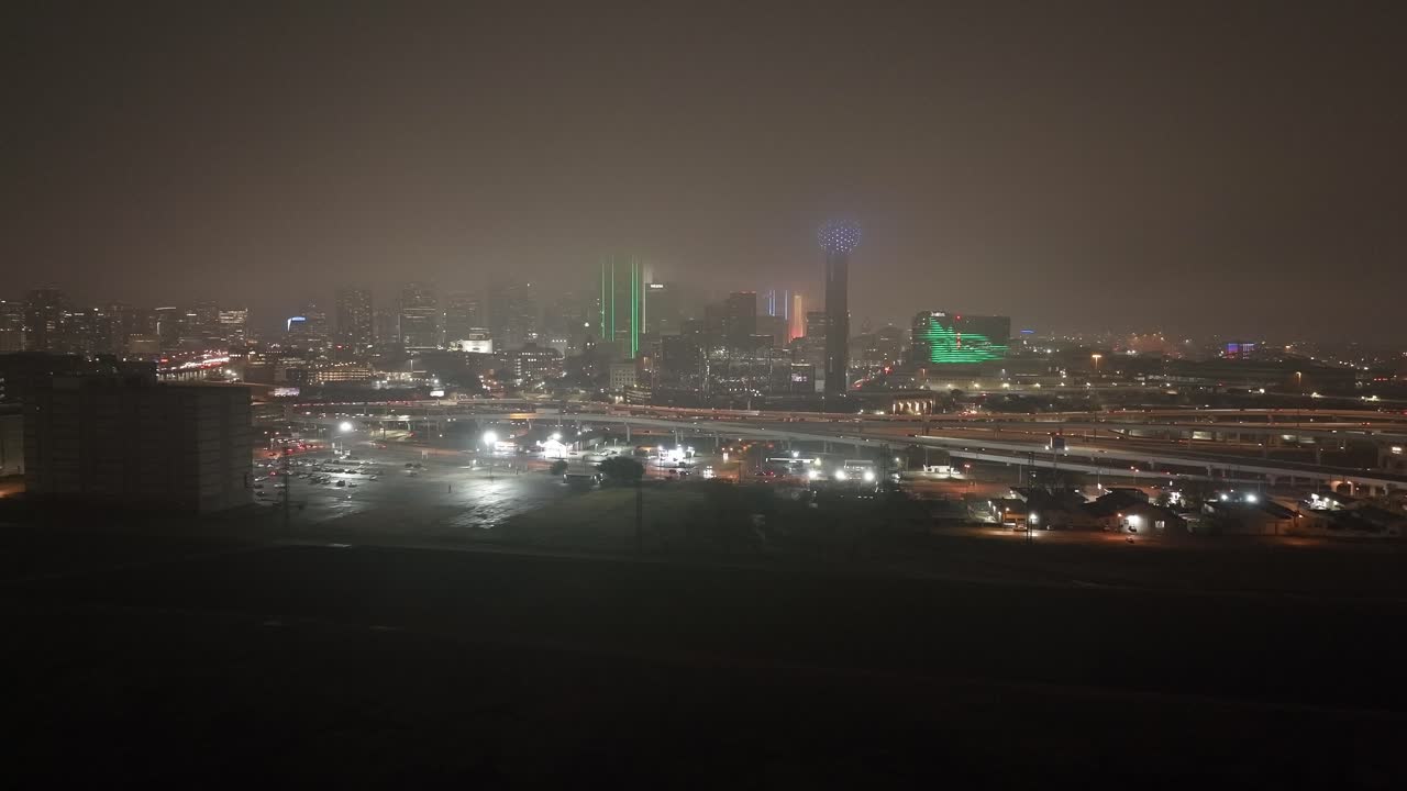 el horizonte de dallas, texas por la noche con tiempo de niebla y video de drones en amplia imagen estable