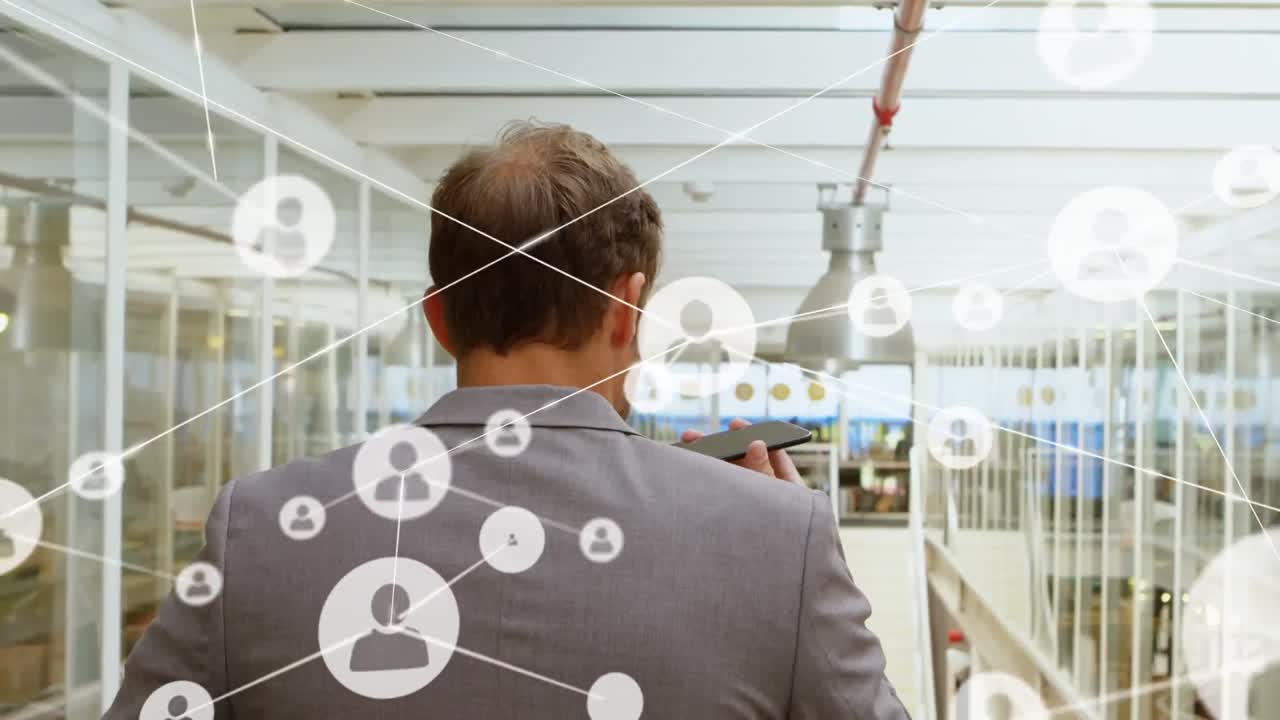 스마트 폰을 사용하는 코카시안 사업가에 대한 아이콘과의 연결 네트워크의 애니메이션