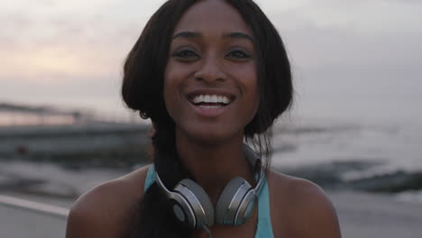 Close-Up-Retrato-De-Mujer-Negra-Atlética-Sonriendo-Alegre