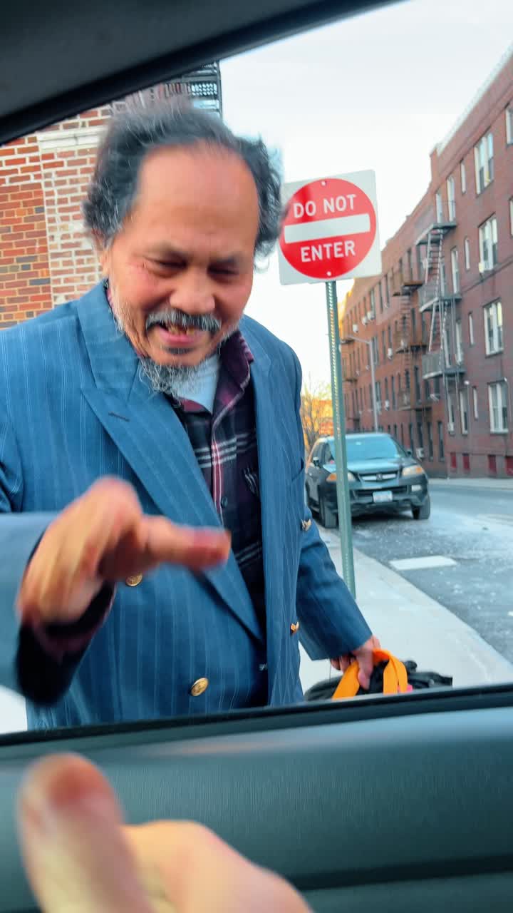 New York, USA, 25. oktober 2022: Mand i blåt jakkesæt nær 'ingen adgang'-skilt. Mand iført blåt jakkesæt står på et fortov i New York nær et rødt 'ingen adgang'-skilt, murstensbygninger og en parkeret bil.