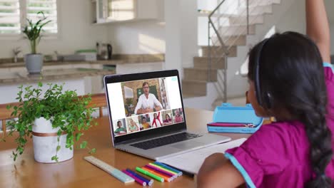 Colegiala-Usando-Una-Computadora-Portátil-Para-Clases-En-Línea-En-Casa,-Con-Diversos-Maestros-Y-Clases-En-La-Pantalla