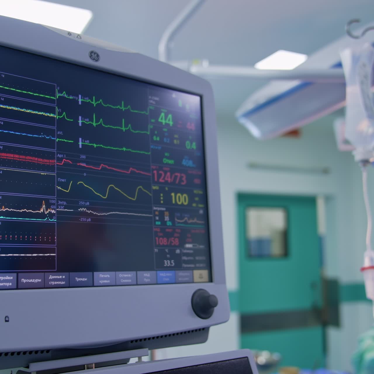 Parametri vitali del paziente sottoposto a intervento chirurgico. Attrezzatura per il controllo delle condizioni del paziente. Primo piano