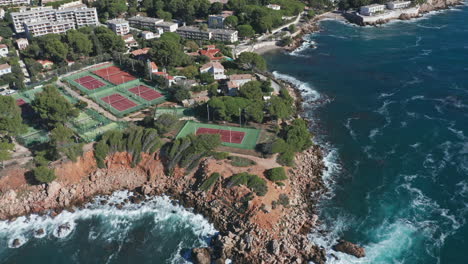 Volando-Sobre-Canchas-De-Tenis-Junto-Al-Mar-En-Bandol-Francia