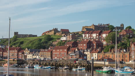 Hafen-Von-Whitby,-Zeitraffer,-Sonnenschein-Am-Späten-Nachmittag,-Sommer