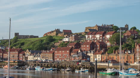 lapso de tiempo del puerto de whitby, sol de la tarde, verano