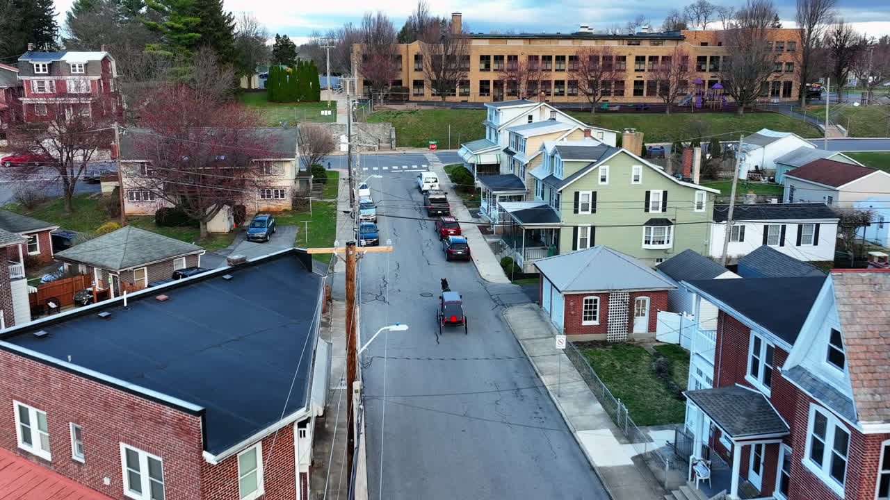 amish carruaje de caballos y calesas en la pequeña ciudad de ephrata pennsylvania