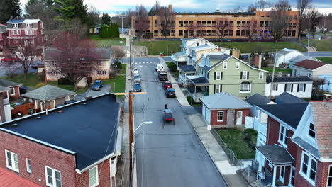 Amish-Carruaje-De-Caballos-Y-Calesas-En-La-Pequeña-Ciudad-De-Ephrata-Pennsylvania