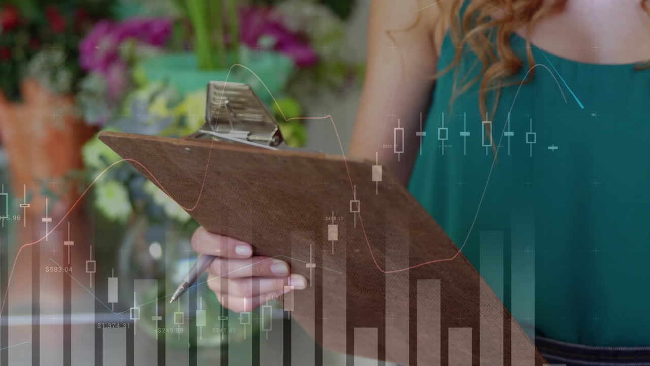 animación del procesamiento de datos sobre una mujer caucásica sosteniendo un portapapeles.