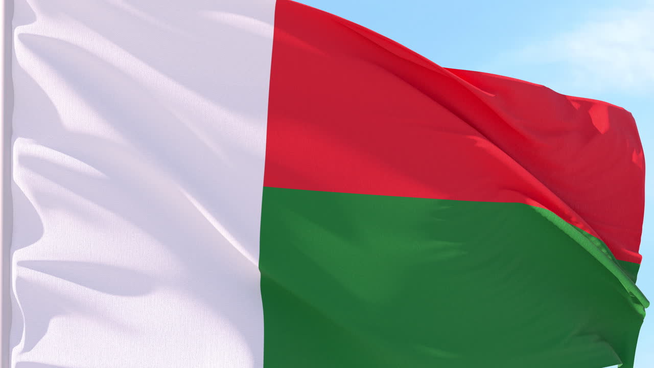 Bandiera del Madagascar che sventola al vento contro il cielo blu