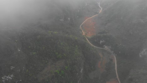 Tiro-Inclinado-Hacia-Arriba-Del-Paso-De-Montaña-En-Cao-Bang-Vietnam,-Aéreo